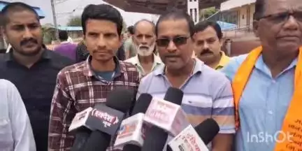 केवलारी: रेलवे स्टेशन पलारी में एक्सप्रेस ट्रेनों के स्टॉपेज के लिए लोगों ने स्टेशन मास्टर को सौंपा ज्ञापन