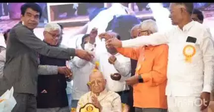 लातूर: शिवा लिंगायत युवक संघटनेच्या वतीने कर्मयोगी लिंगायत रत्न पुरस्कार सांबअप्पा गिरवलकर यांना गिरवलकर मंगल कार्यालयात प्रदान