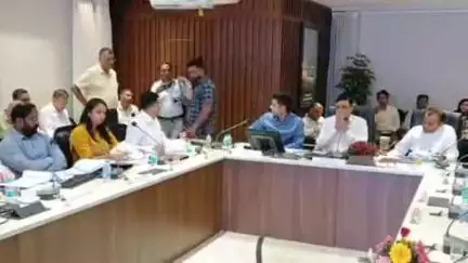 हरिद्वार: मायापुर में आयोजित HRDA की बोर्ड बैठक में पहुंचे गढ़वाल कमिश्नर, आवासीय नक्शे पास कराकर व्यवसाय करने वालों पर होगी सख्ती