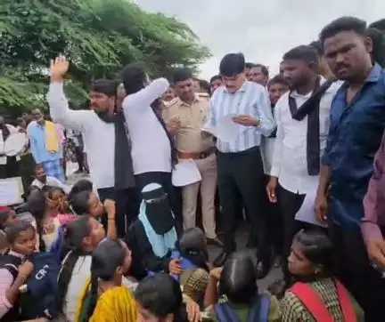 ರಾಯಚೂರು: ನಿಲ್ಲದ ಬಸ್‌ಗಳು; ತುಂಟಾಪುರ ಬಳಿ ರಾಜ್ಯ ಹೆದ್ದಾರಿ ತಡೆದು ವಿದ್ಯಾರ್ಥಿಗಳು, ಗ್ರಾಮಸ್ಥರ ಪ್ರತಿಭಟನೆ