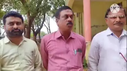 బాన్సువాడ: అనుమతులు లేకుండా ప్రైవేటు పాఠశాలలు నిర్వహిస్తే కఠిన చర్యలు: పట్టణంలో జిల్లా విద్యాధికారి రాజు