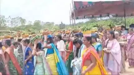ఖానాపూర్: దేవునిగూడెం గ్రామంలో కన్నుల పండుగగా నల్ల పోచమ్మ బోనాల పండుగ ఉత్సవాలు