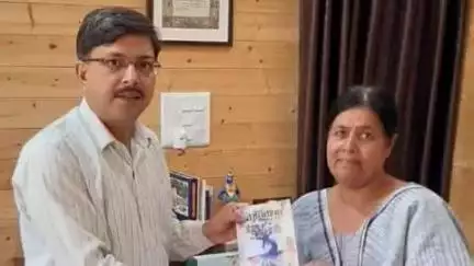 चम्पावत: जिलाधिकारी नवनीत पांडे ने तीलू रौतेली पुरस्कार विजेता रीता गहतोड़ी की योग महिमा पुस्तक का किया विमोचन