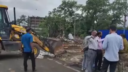 धनबाद/केंदुआडीह: विनोद बिहारी महतो चौक से मटकुरिया तक नई सड़क निर्माण को लेकर प्रशासन ने अतिक्रमण हटाओ अभियान चलाया