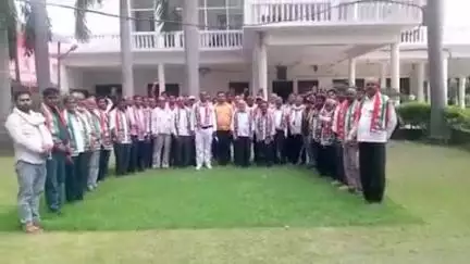 लालगंज: नगर स्थित कैम्प कार्यालय पर राहुल गांधी के जन्मदिन पर संगठन सृजन अभियान के तहत विधायक ने कार्यकर्ताओं का किया सम्मान