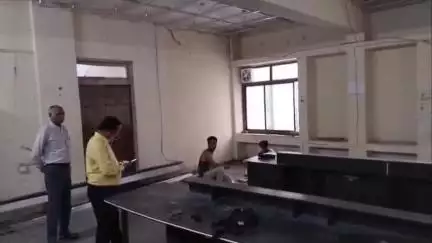 बुरहानपुर: कलेक्टर कार्यालय सभागृह में नवीनीकरण कार्य का अपर कलेक्टर व एसडीएम ने किया निरीक्षण, ठेकेदार को दिए निर्देश