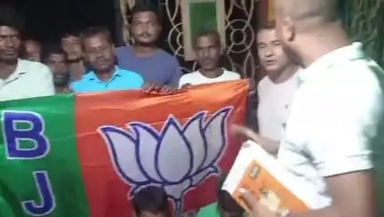 রাজগঞ্জ: কলাবাড়ি বস্তিতে একটি সভায় সিপিএমের এক প্রাক্তন পঞ্চায়েত সদস্য সহ মোট ছয়টি পরিবার বিজেপিতে যোগ দিল