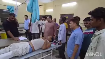 सिधवलिया: सिधवलिया रोड पर सड़क हादसे में 2 लोग घायल, बैकुंठपुर के पूर्व विधायक मंजीत सिंह मिलने पहुंचे