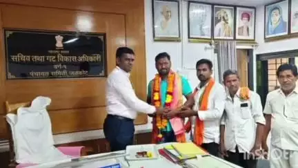 जळकोट: शिवसेना तालुकाप्रमुख पदी निवड झाल्याबद्दल मुक्तेश्वर पाटील यांचा पंचायत समिती सभागृहात सत्कार