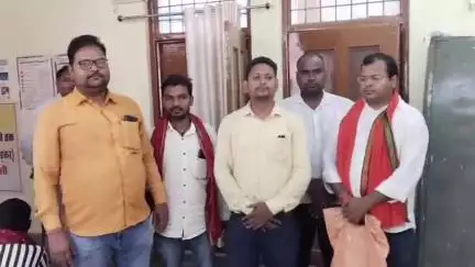 चंदौली: स्वास्थ्य विभाग के MPW कर्मचारियों का रुका वेतन कोर्ट के आदेश के बावजूद नहीं हुआ भुगतान, CMO कार्यालय का घेराव