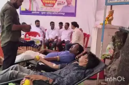 कोरपना: महात्मा गांधी विद्यालय  गडचांदूर येथे  रक्तदान करून खासदार राहुल गांधी यांचा वाढदिवस साजरा