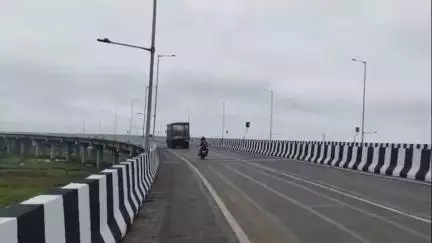 আউশগ্রাম ২: উদ্বোধনের আগেই যান চলাচল শুরু ভেদিয়া উড়ালপুলে, স্বাচ্ছন্দ্যে যান চলাচল করলেও নিরাপত্তা নিয়ে উঠছে প্রশ্ন