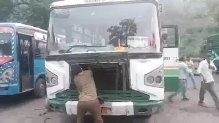 चम्बा: लिल्ह रूट पर चलने वाली बस समय पर नहीं चलने से इस बस में सफ़र करने वाले यात्री हैं इन दिनों काफी परेशान #jansasmya