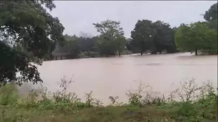 मांडर: लगातार बारिश से बिरगोड़ा नदी खतरे के निशान से ऊपर बह रही है