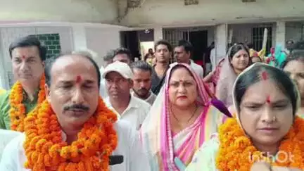 महुआ: महुआ में पंचायत उपचुनाव के लिए नामांकन प्रक्रिया में कई प्रत्याशियों ने विभिन्न पदों के लिए नामांकन किया