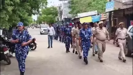गंगधार: गंगधार पुलिस थाने के जवानों ने मुख्य बाजारों में रैपिड एक्शन फोर्स के साथ निकाला फ्लैग मार्च