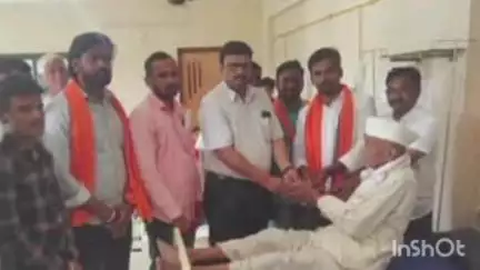 जळकोट: शिवसेना युवासेना जळकोट तालुका वतीने रुक्मिणी हॉस्पिटलमध्ये फळ वाटप करूनशिवसेना वर्धापन दिन साजरा