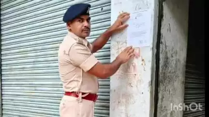 भभुआ: भभुआ पुलिस ने मारपीट और फायरिंग के मामले में अखलासपुर गांव के अभियुक्त के घर पर चिपकाया इश्तेहार