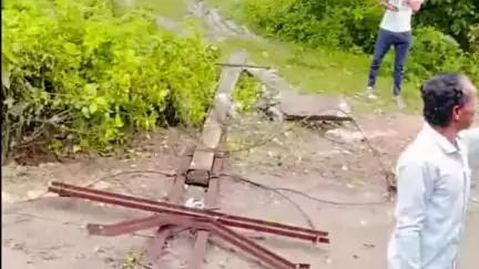 আউশগ্রাম ২: আউশগ্রামের জামতাড়ায় নিয়ন্ত্রণ হারিয়ে বিদ্যুতের খুঁটিতে ধাক্কা দুধবোঝাই মেটাডোরের, গুরুতর জখম চালক, ব্যাহত যান চলাচল