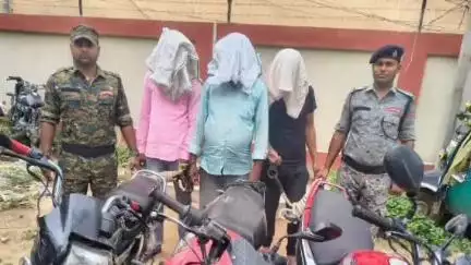 डुमरा: डुमरा में मोटरसाइकिल चोर गिरोह का भंडाफोड़, चोरी की 3 मोटरसाइकिल के साथ 3 चोर गिरफ्तार