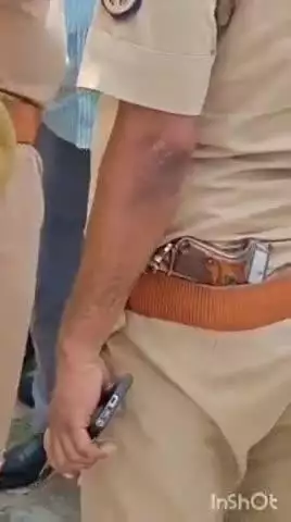 पलिया: पलिया थाना क्षेत्र में पिस्टल कमर में ठूंसकर चला पुलिस वाला, वीडियो हुआ वायरल, कानून का रखवाला या खतरे का सामान?