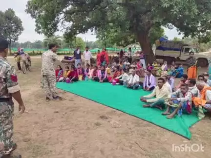 फरसगांव: उरंदाबेड़ा थाना पुलिस ने कोनगुड़ साप्ताहिक बाजार में चलित थाना लगाकर लोगों को किया जागरूक