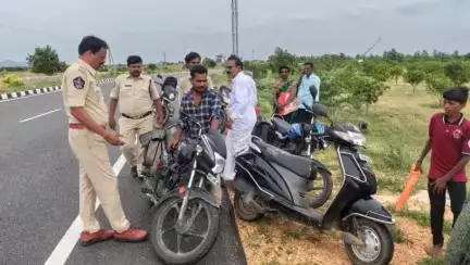 రోడ్డు భద్రత నిబంధనల ఉల్లంఘిస్తే కఠిన చర్యలు తప్పవు: పుట్టపర్తి నియోజకవర్గంలో పోలీసుల హెచ్చరిక