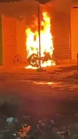 करछना: चक गरीब दास में दरवाजे के सामने खड़ी बाइक में अराजक तत्वों ने लगाई आग, शिकायत के दो दिन बाद भी नहीं हुई कार्रवाई