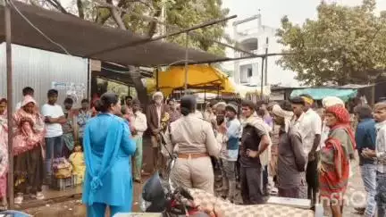 पेटलावद: पुलिस अधीक्षक के निर्देश पर मोहनकोट पहुँची रक्षा सखी टीम, चलाया जनजागरूकता अभियान