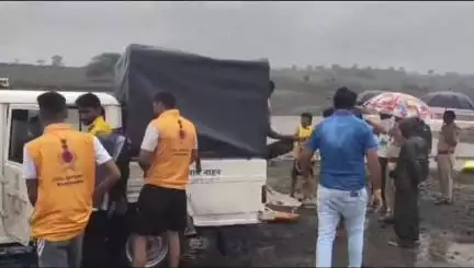 बांसवाड़ा: वाड़ा मकनपुरा गांव में पुल पर ट्रैक्टर तेज बहाव के कारण बह गया, चालक की तलाश जारी