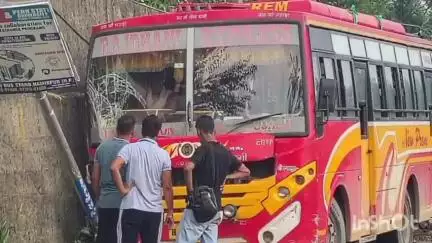 भोटा: मैड़ कस्बे में लॉन्ग रूट की एक निजी बस दुर्घटनाग्रस्त, हादसे में बाल-बाल बचे यात्री