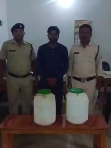 जैजैपुर पुलिस ने 30 लीटर कच्ची महुवा शराब के साथ एक आरोपी को मुक्ता से किया गिरफ्तार