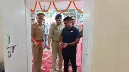 गोंडा: रिजर्व पुलिस लाइन में बने आदर्श मेस का उद्घाटन डीआईजी अमित पाठक और SP विनीत जायसवाल ने फीता काटकर किया