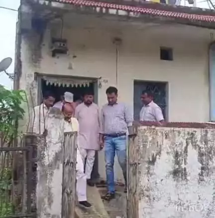 कोतमा: कोतमा में घायल अमन के परिजनों से मिलने पहुंचे कुटीर एवं ग्रामोद्योग मंत्री दिलीप जायसवाल
