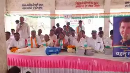 शिवसागर: शिवसागर प्रखंड के पखनारी गाँव के महादलित टोला में कांग्रेस कार्यकर्ताओं ने राहुल गांधी का जन्मदिन मनाया