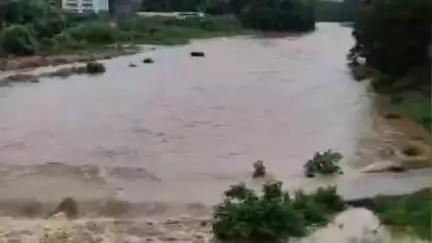 चाईबासा: रोरो नदी में नहाने गया युवक पानी के तेज बहाव में बहा, स्थानीय लोगों ने डूबने से बचाया