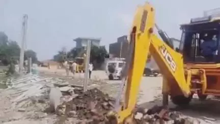 बरवाला: गांव कोना व गांव लेहरोंडी में अवैध कॉलोनियों पर चला पीला पंजा, रास्तों का नेटवर्क किया ध्वस्त
