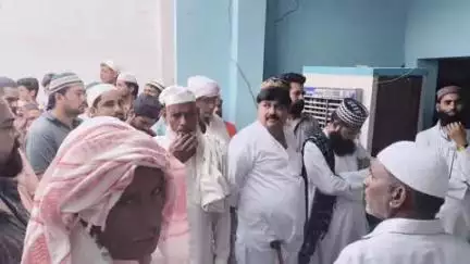 सहसवान: बुलंदशहर में कार में आग लगने से पांच लोगों की मौत के मामले में पूर्व मंत्री आबिद रजा ने मृतकों के परिजनों से की मुलाकात
