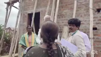 వేలేరు: శాలపల్లి గ్రామంలో ఇళ్ల నిర్మాణాలను ఎమ్మెల్యే కడియం శ్రీహరి గురువారం క్షేత్రస్థాయిలో పరిశీలించారు