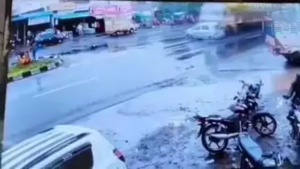 दलौदा: भावगढ फंटे पर ट्रक ने कार को मारी टक्कर, काफ़ी दूर तक घसीटा, घटना का वीडियो सोशल मीडिया पर वायरल