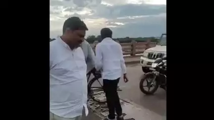 भंडारा: भंडारा ते कारधा दरम्यान वैनगंगा नदी पुलावरील रस्त्याची खासदार डॉ. पडोळे यांनी केली पाहणी
