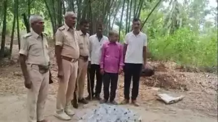 फेनहारा: पुलिस ने गश्ती के दौरान गोविंद बारा गांव के पास बसवारी से 111 बोतल नेपाली शराब बरामद किया, थाना अध्यक्ष ने दी जानकारी