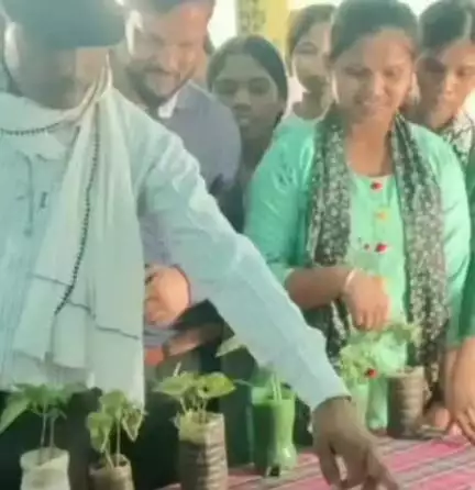 डिंडौरी: मेंहदवानी के उत्कृष्ट कन्या छात्रावास में सक्षम कार्यक्रम के तहत समर कैंप अनुभव कार्यशाला का आयोजन