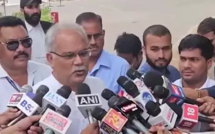 रायपुर: पूर्व सीएम भूपेश बघेल ने रायपुर केंद्रीय जेल में पूर्व आबकारी मंत्री कवासी लखमा से की मुलाकात