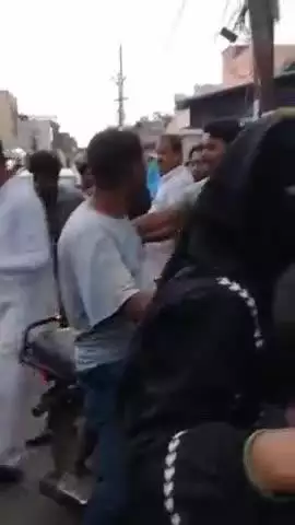 शाहजहांपुर: कांग्रेस नेता राहुल गांधी के जन्मदिन पर कांग्रेस पदाधिकारियों ने चरखंबा के पास शरबत वितरित किया