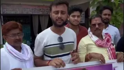 जौनपुर: वृद्धा आश्रम में राहुल गांधी का जन्मदिन मनाया गया, फल वितरित कर किया गया सेवा कार्य