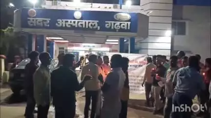 गढ़वा: 108 एंबुलेंस चालकों ने जिला मुख्यालय में निकाला कैंडल मार्च, 28 जून को राज्यसभा के सामने देंगे धरना