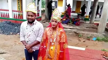 ଦେବଗଡ: ଥାନାରେ ବୁଝାମଣା ପରେ ଝାଡେଶ୍ୱର ମନ୍ଦିରରେ ପ୍ରେମୀଯୁଗଳଙ୍କ ବିବାହ ସମ୍ପନ୍ନ