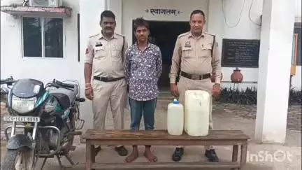 बिल्हा: हिर्री पुलिस ने 20 लीटर हाथ भट्टी से बनी कच्ची महुआ शराब के साथ एक आरोपी को गिरफ्तार कर जेल भेजा