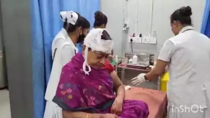 जहानाबाद: एकंगरसराय-जहानाबाद मार्ग पर कृषि भवन के पास स्कूटी से गिरकर महिला गंभीर घायल